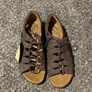 Natural Soul Beatrice Brown Sandals